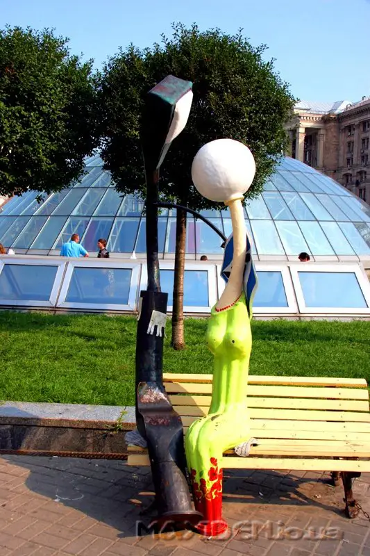 Фонари в парке Турина. Италия