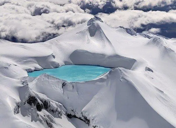 Emerald Lake in the crater of an extinct volcano, Tongariro National Park, New Zealand