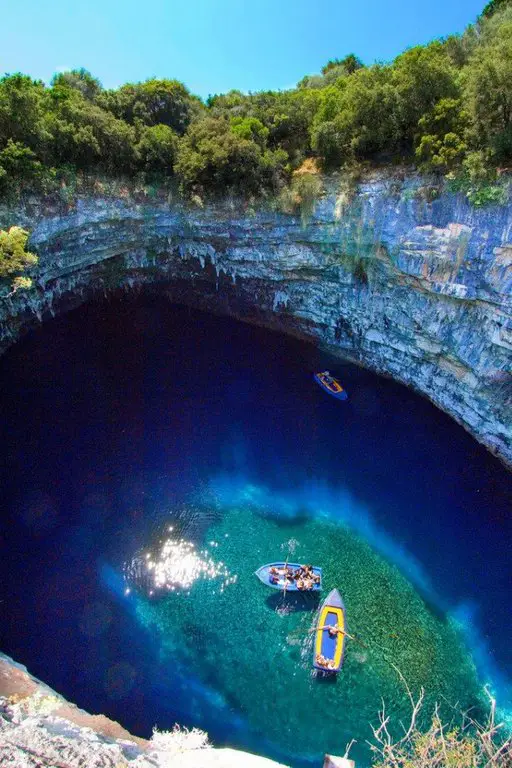Озеро в печері, Греція