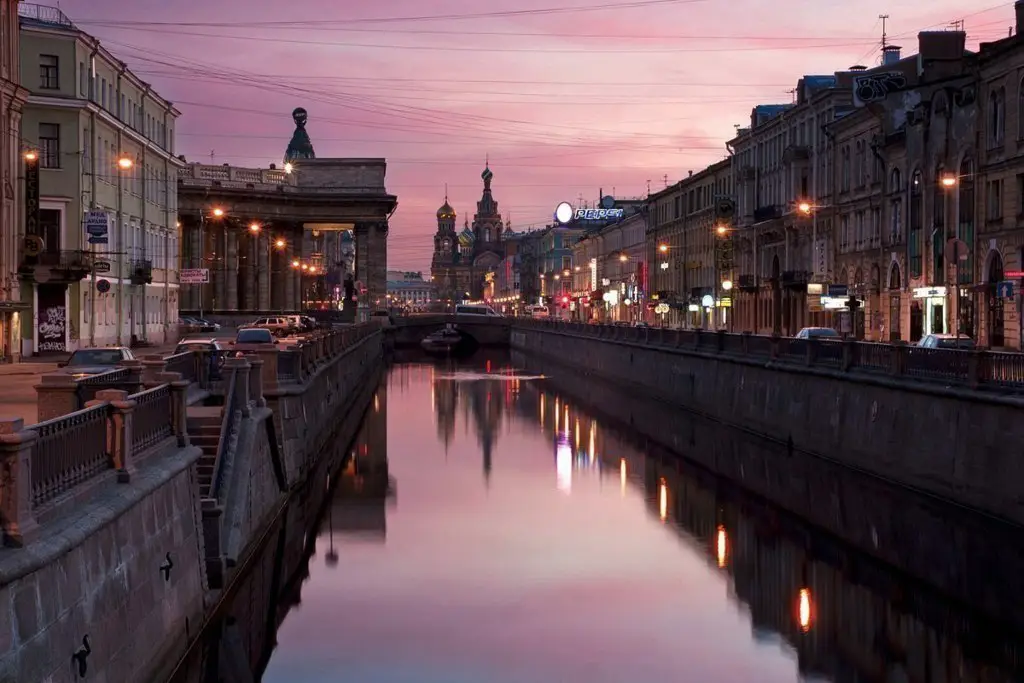 Вечірня вулиця Санкт-Петербурга, Росія