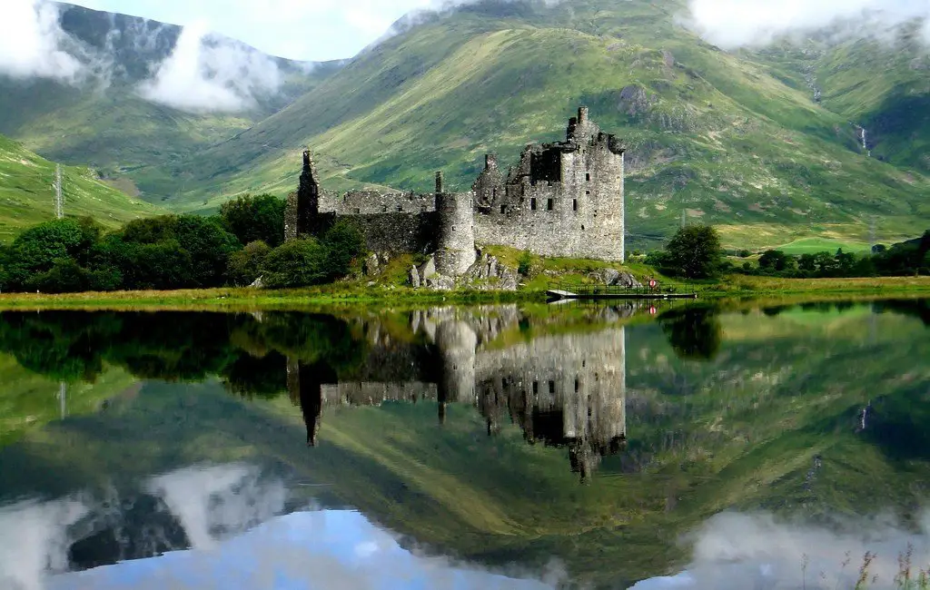 Чудове відображення замку Kilchurn, Шотландія