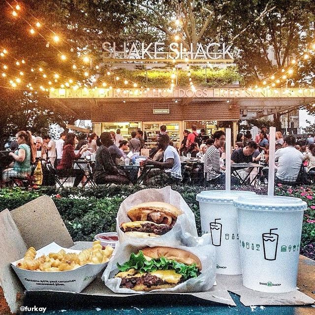 Это - легендарный Shake Shack в Мэдисон Сквер парке. Теперь, чтобы посетить культовый ресторан, не нужно ехать в Америку! Приходите в московский Shake Shake, сделайте вкусное фото в ресторане, выложите фото в Instagram c хэштегом #SHACKGRAM и получите 100