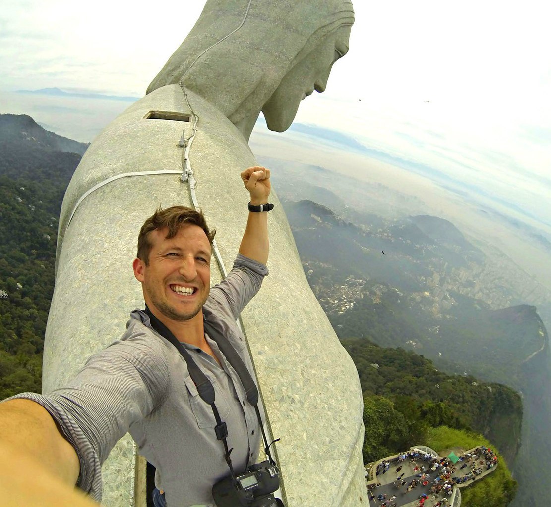 Селфи на вершине статуи Христа-Искупителя в Рио-де-Жанейро