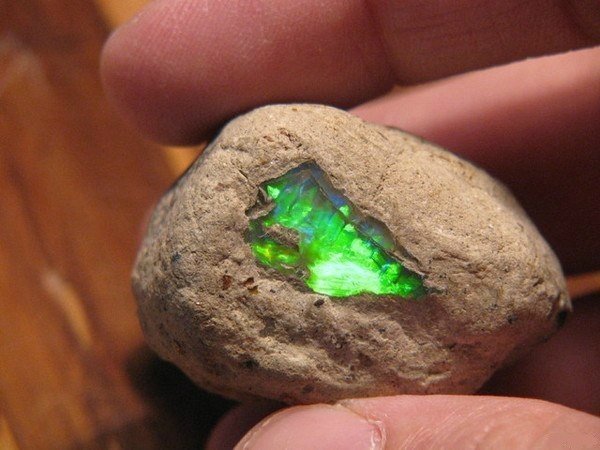 Зеленый Опал, был найден в камне