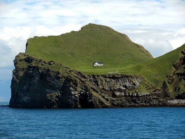 Крошечный дом на отдаленном острове в Исландии.