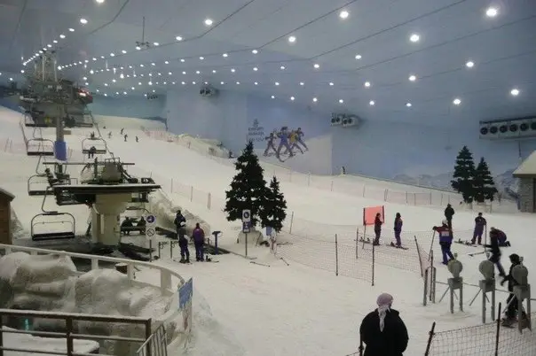 В Дубае находится первый в Азии крытый горнолыжный комплекс Ski Dubai