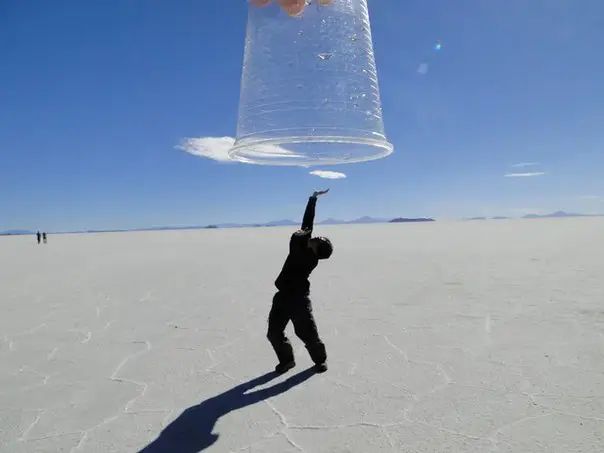Солончак Уюни (исп. Salar de Uyuni) — высохшее соленое озеро на юге пустынной равнины Альтиплано, Боливия