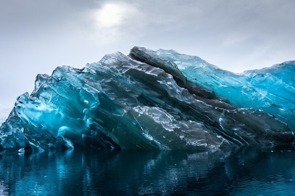Перевернутый айсберг в Антарктике. 
