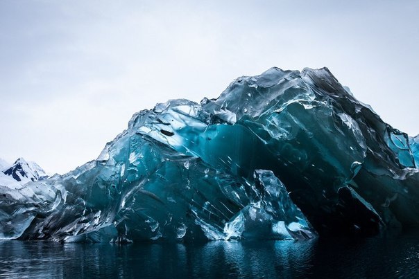 Перевернутый айсберг в Антарктике. 