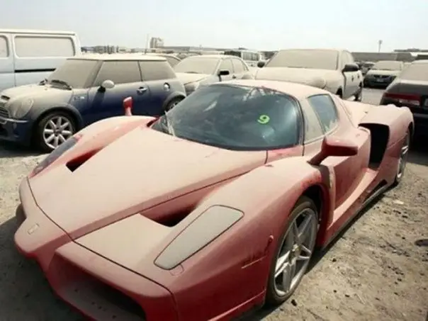 Abandoned cars in Dubai
