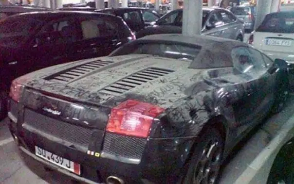 Заброшенные автомобили в Дубае