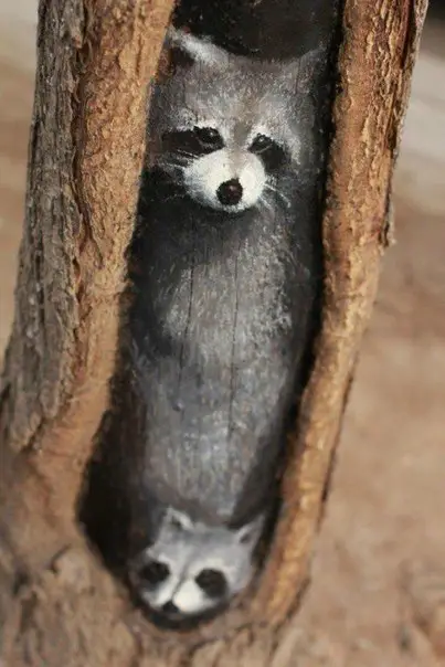 Paintings on trees by Wang Yue