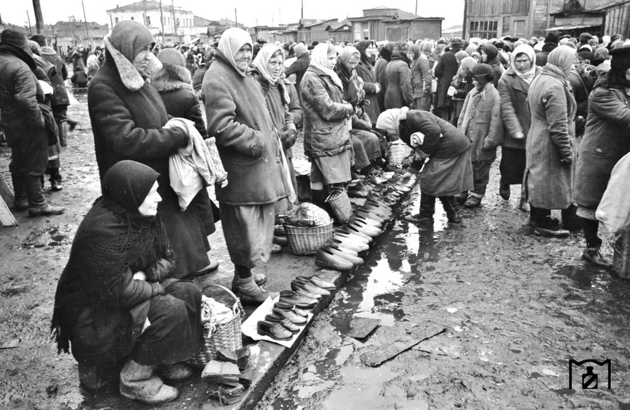 [club53611948|Благбаз в годы оккупации]. 24 октября 1941 года Красная Армия сдала Харьков, предварительно лишив город электричества и разрушив системы водоснабжения и канализации. Исполнительная хозяйственная власть и ответственность за решение многочисле