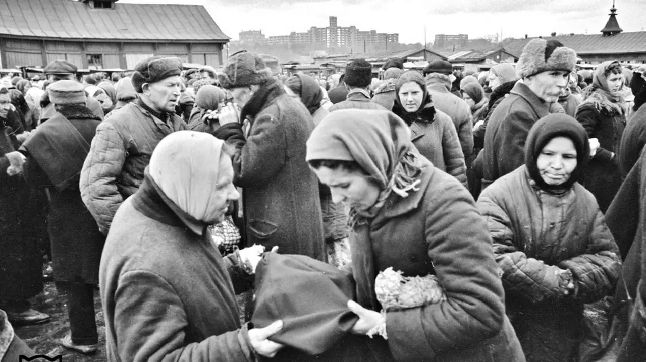 [club53611948|Благбаз в годы оккупации]. 24 октября 1941 года Красная Армия сдала Харьков, предварительно лишив город электричества и разрушив системы водоснабжения и канализации. Исполнительная хозяйственная власть и ответственность за решение многочисле