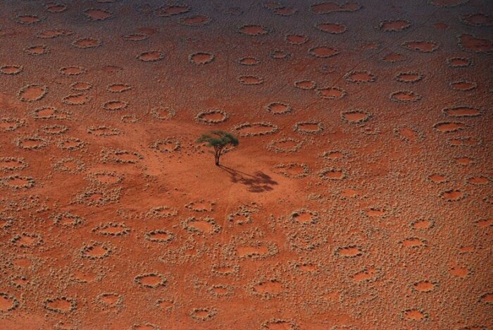 Загадочные круги в пустыне Намиб. В Южной Африке, на территории пустыни Намиб, существуют тысячи кругов, диаметром от 2-х до 15-ти метров, которые именуют как «волшебные круги». Эти круги наблюдаются не только в Намибии, но и Анголе, а также ЮАР