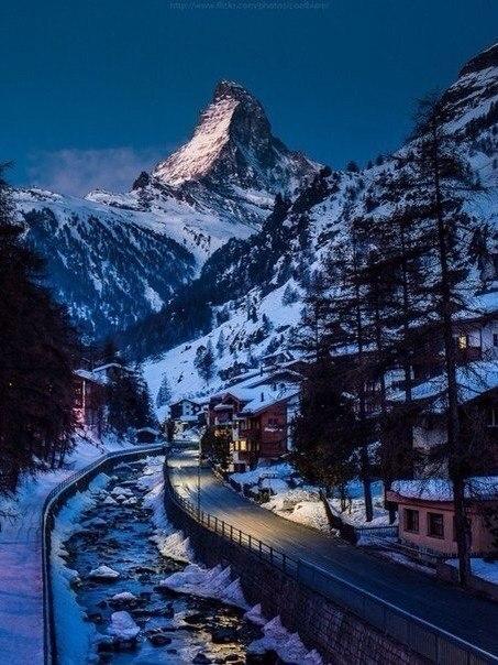 Вечір біля підніжжя Альпійських гір