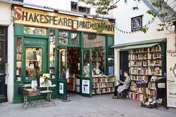 Book stores in Paris