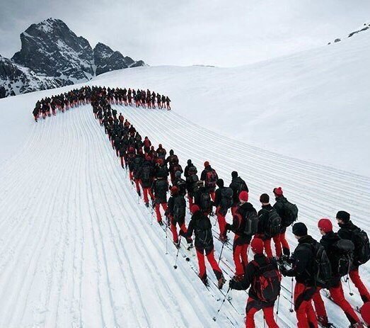 Сотни альпинистов поднялись на Альпы для эпических фотографий