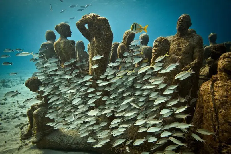 Seeing this, the divers inhale at once half the balloon with oxygen. The epic sculptures of Jason Taylor are located on the seabed around the world