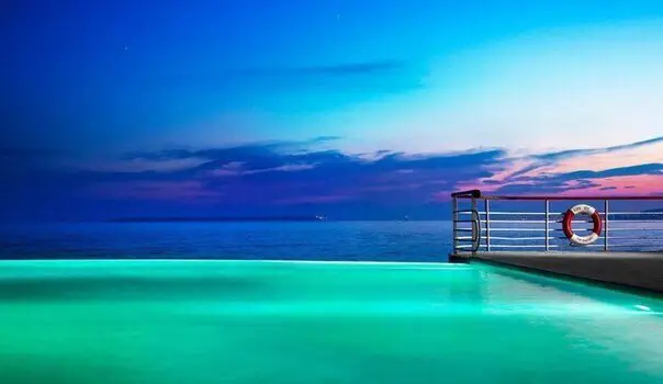 Pools with infinity view