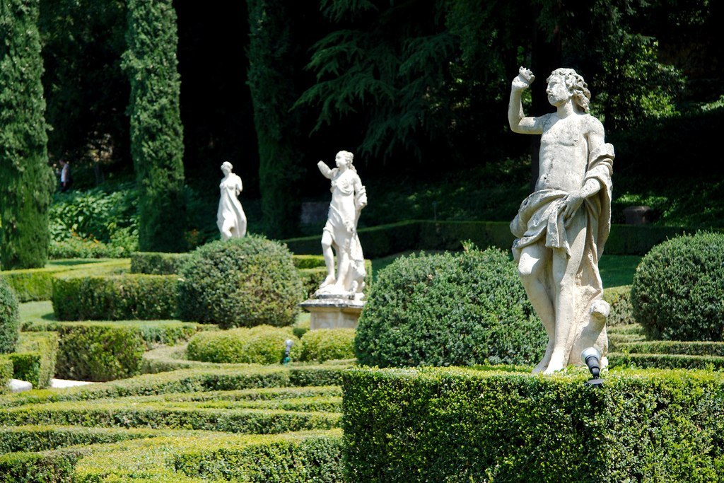 Сад Джусти - палацово-парковий комплекс, побудований в кінці XVI століття на схилі пагорба у східній околиці Верони.