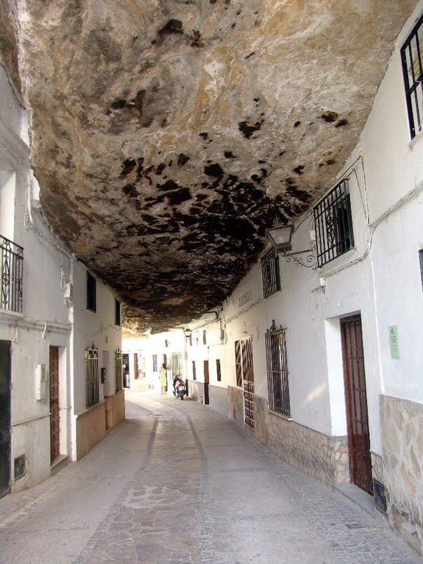 Город под скалой, Setenil of the Bodegas (Испания)