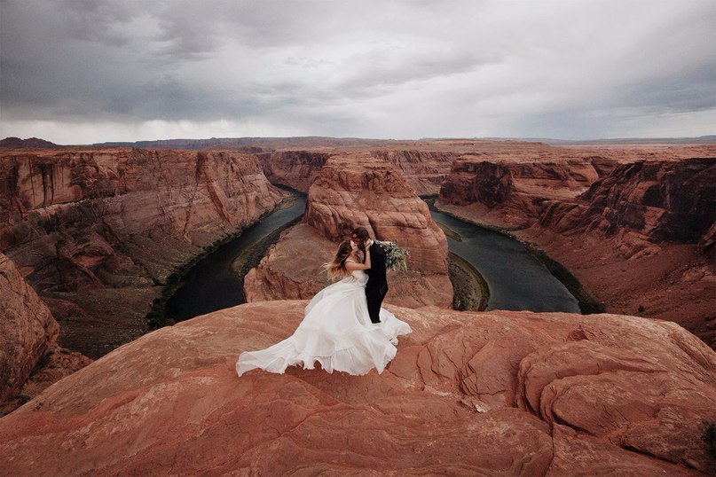 Wedding in the Grand Canyon. Photographer Jordan Voth