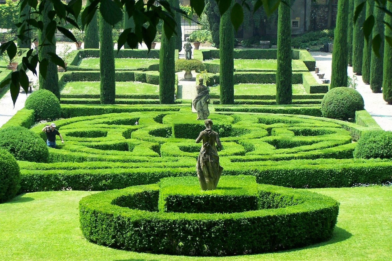 Сад Джусти - дворцово-парковый комплекс, построенный в конце XVI века на склоне холма у восточной окраины Вероны.