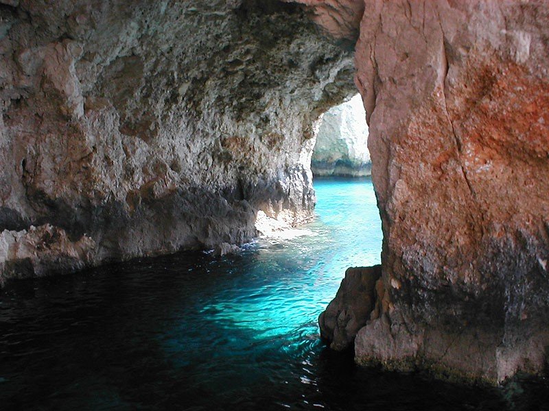 Чистейшая вода в пещерах Кери, Закинтос, Греция.