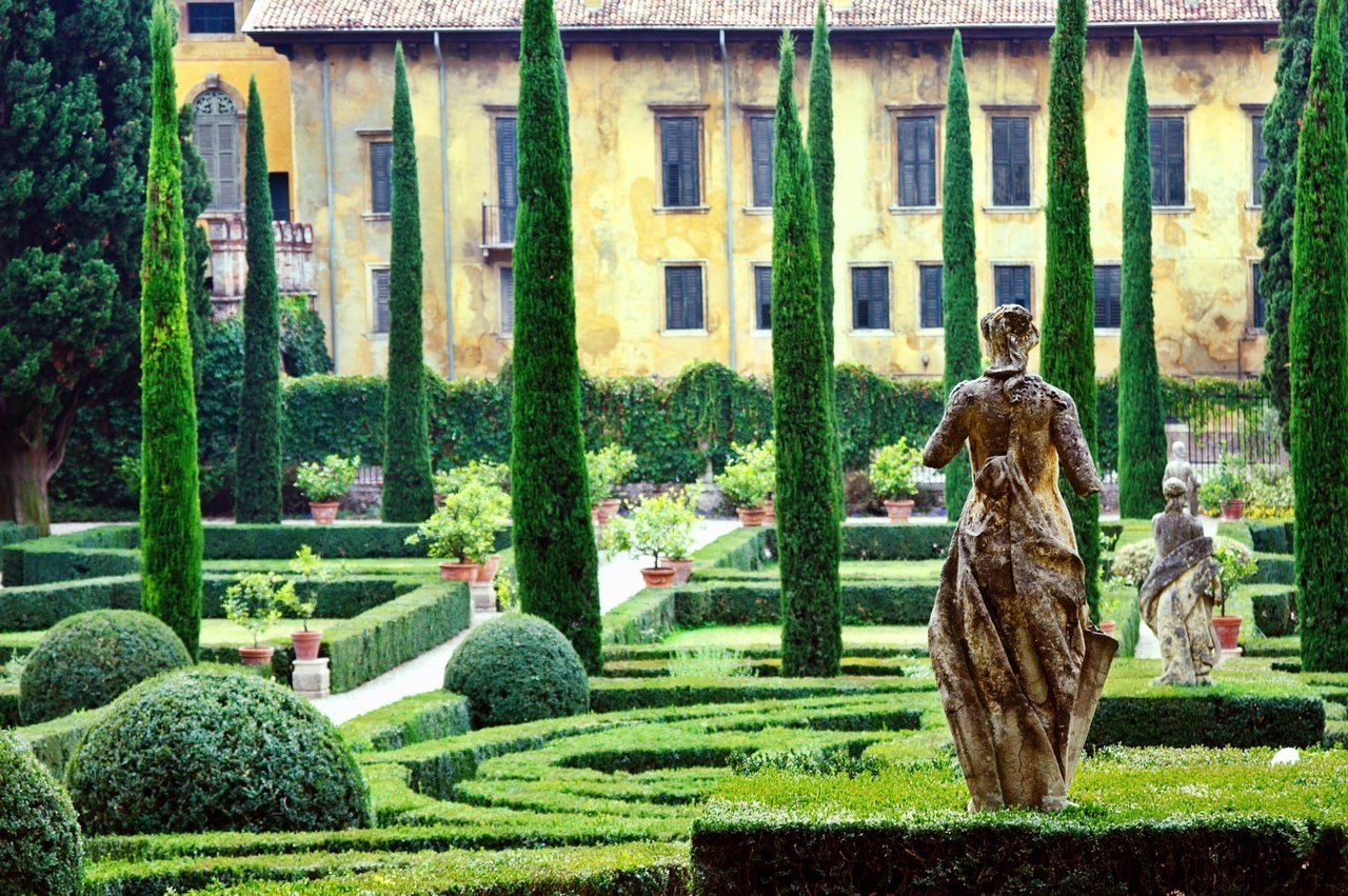 Сад Джусти - дворцово-парковый комплекс, построенный в конце XVI века на склоне холма у восточной окраины Вероны.