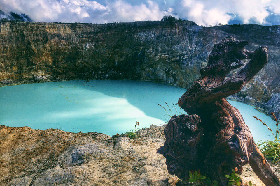 Volcanic lakes that change color
