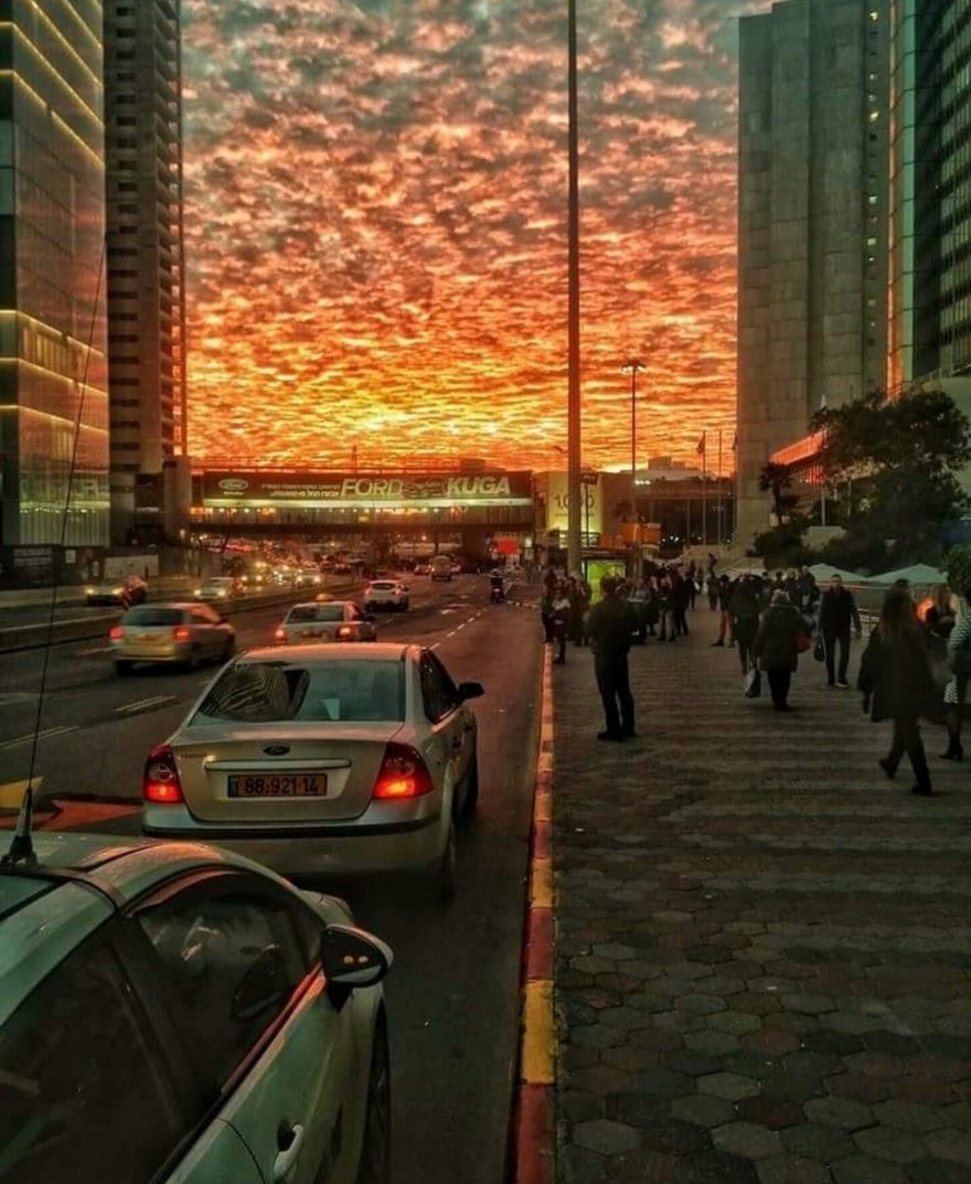 Закат в Тель–Авиве.