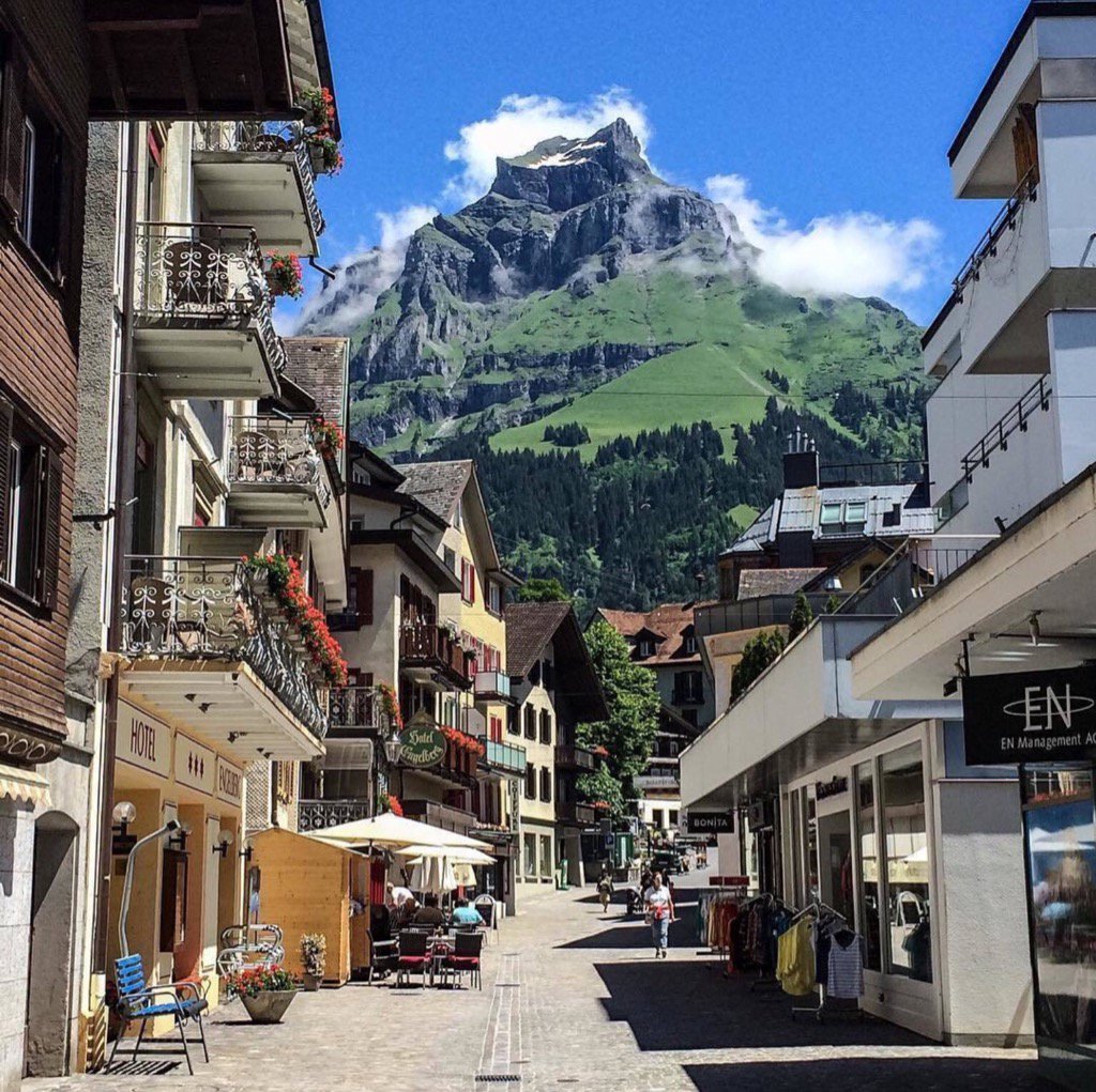 Просто улочка в Энгельберге, Швейцария. 