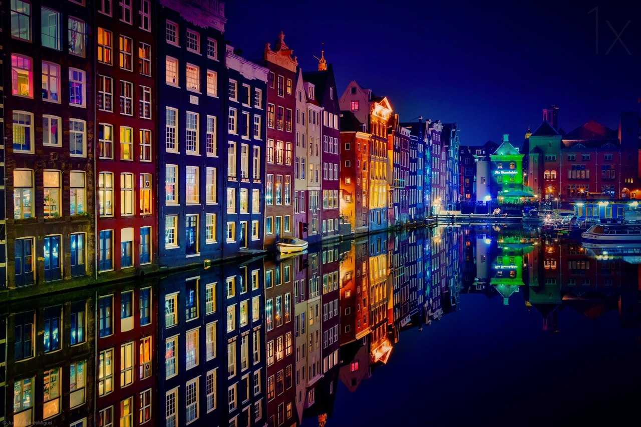 Вечерний Амстердам в отражении реки, Нидерланды