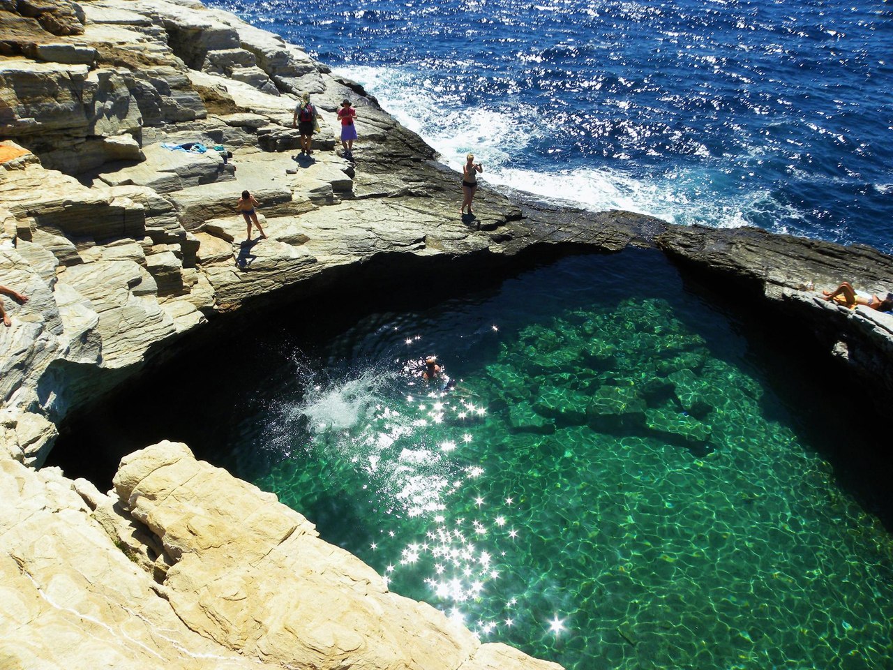 Кристально чистый природный бассейн в Греции