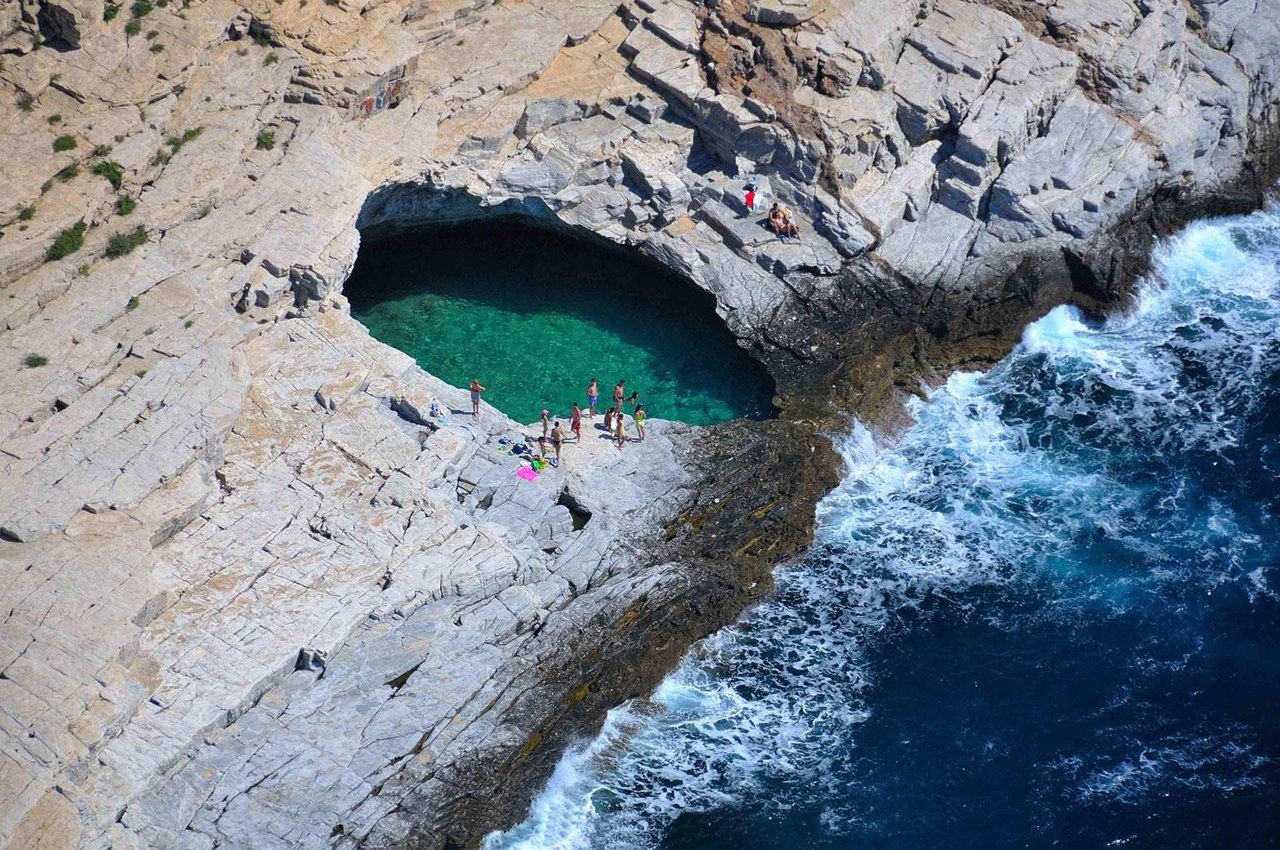 Кристально чистый природный бассейн в Греции