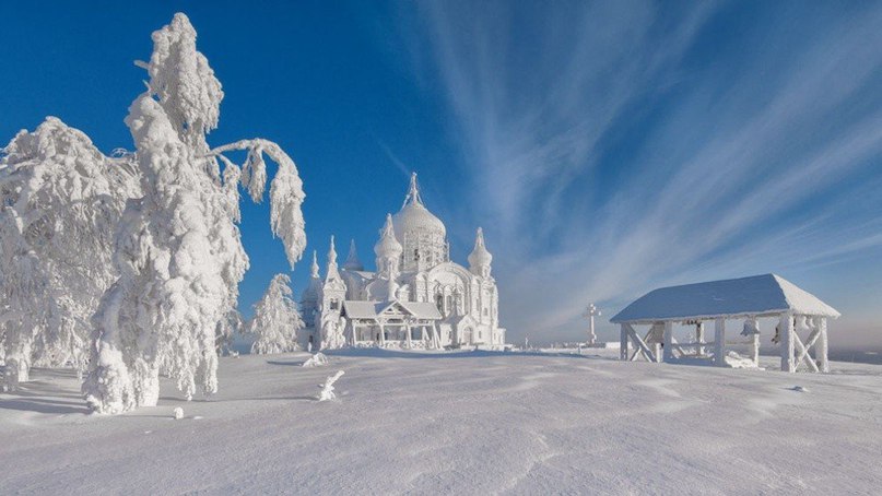 Fascinating snapshots of the frozen nature from photographer Vladimir Chuprikov.