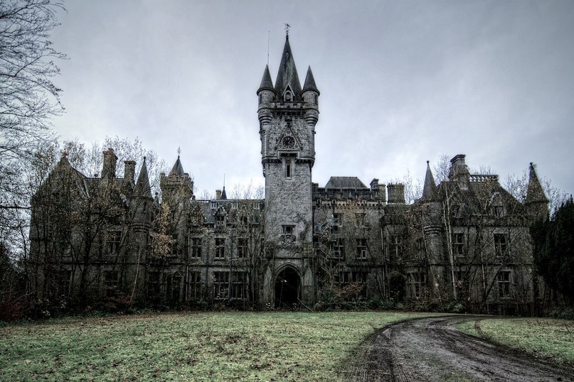 The abandoned castle of Miranda (Celle, Belgium).