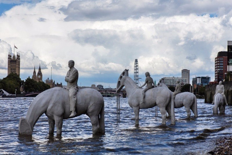 Ці скульптури в Лондонській Темзі в повний зріст можна побачити лише двічі в день.