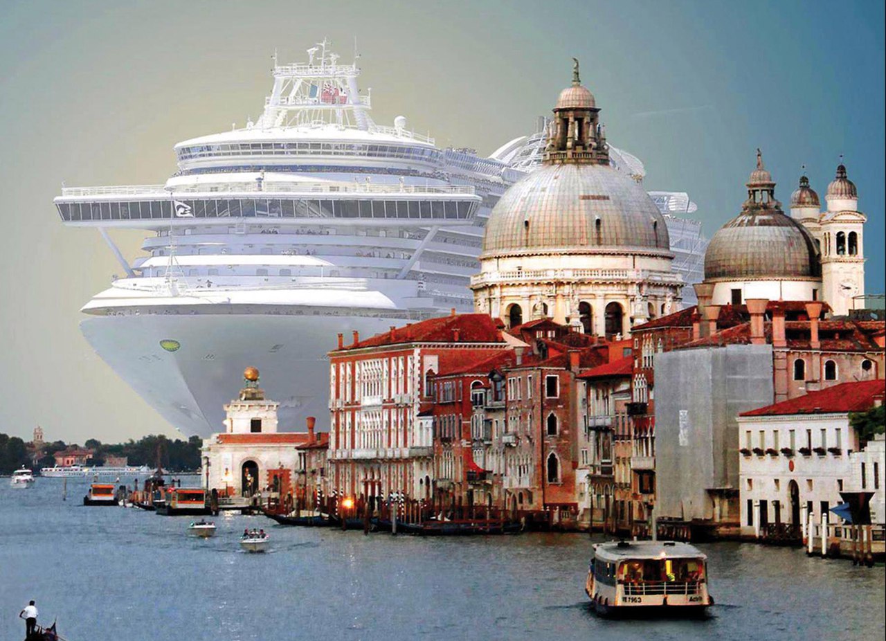 Пожалуй, одна из самых впечатляющих фотографий: круизный лайнер заходит в порт Венеции.