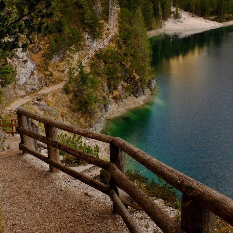 Горное озеро Брайес. Итальянские Альпы