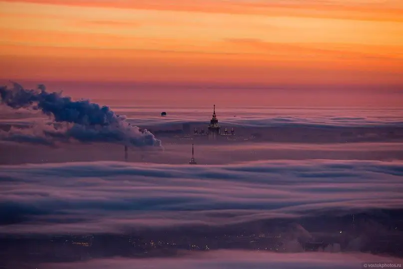 Со смотровой площадки Останкинской телебашни сфотографировали зимнюю, морозную Москву.