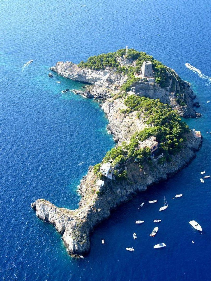 Острів-дельфін, узбережжі Амальфі, Італія