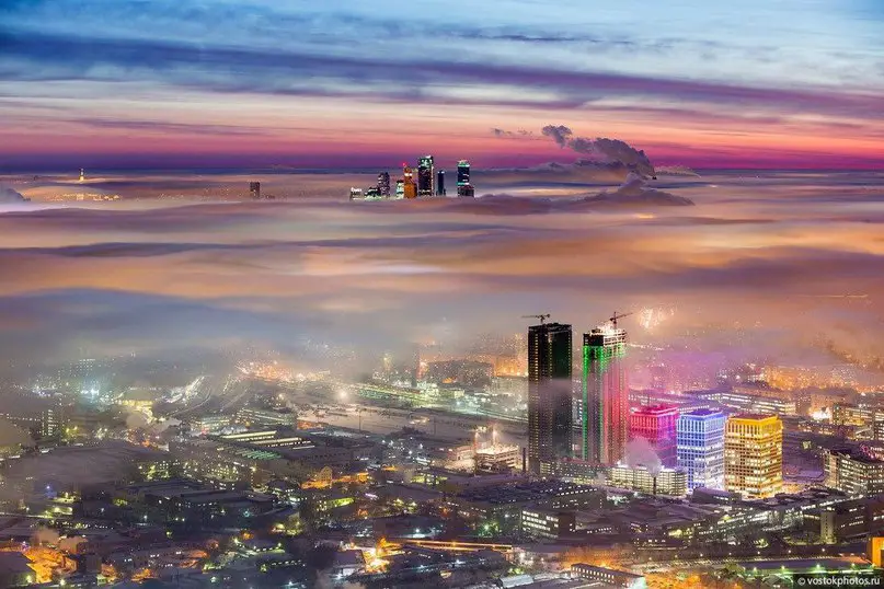 Со смотровой площадки Останкинской телебашни сфотографировали зимнюю, морозную Москву.