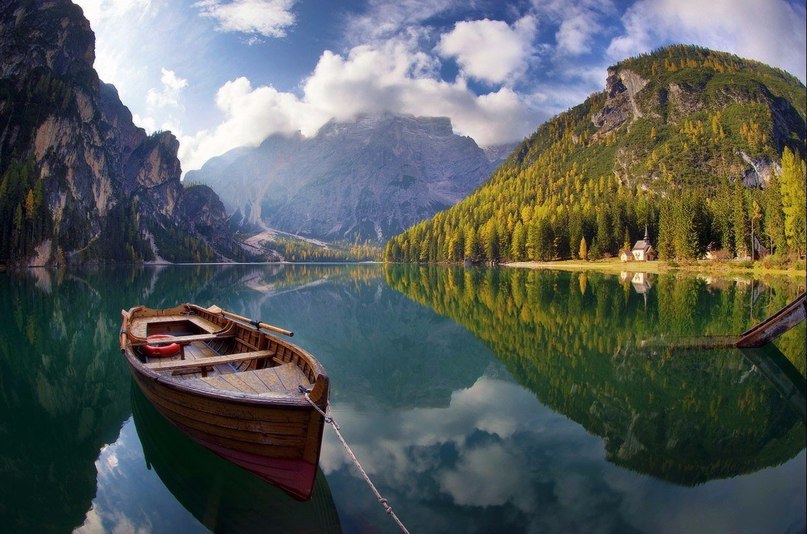 Горное озеро Брайес в итальянских Альпах