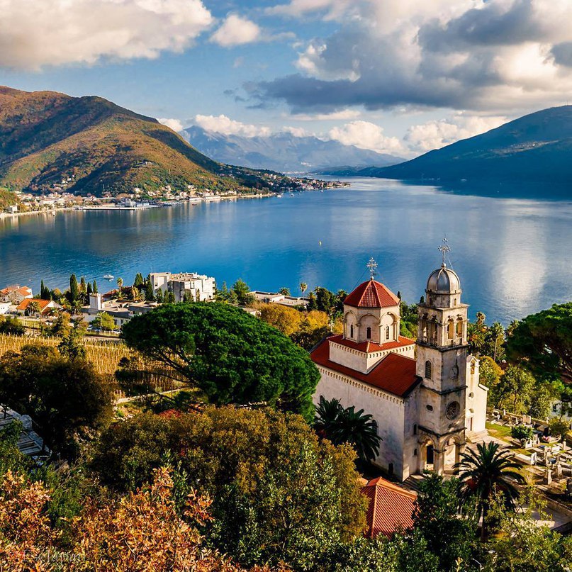Чорногорією можна милуватися нескінченно