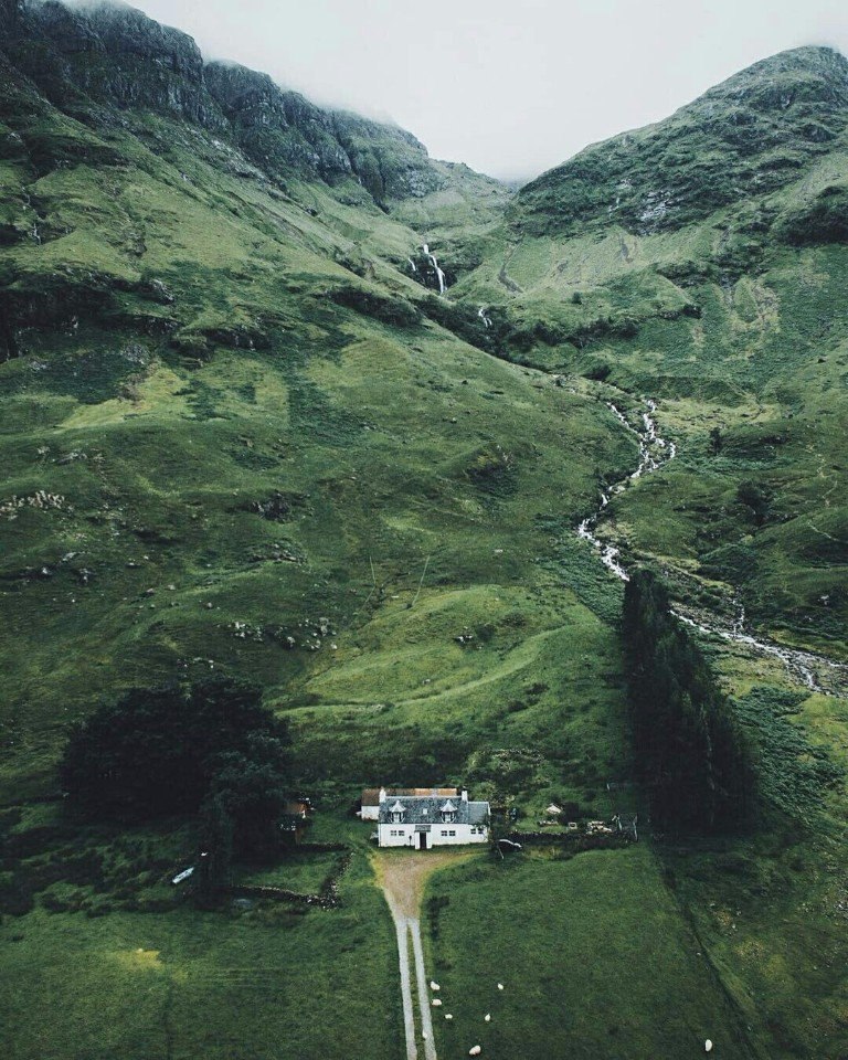 Прекрасные зеленые холмы Шотландии.