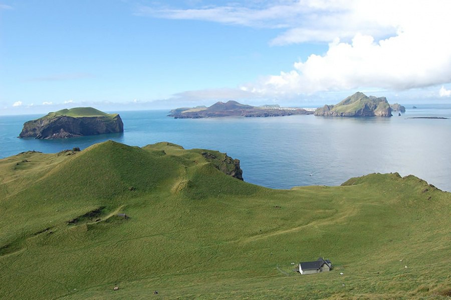 В Исландии существует остров с одним-единственным крошечным домиком.