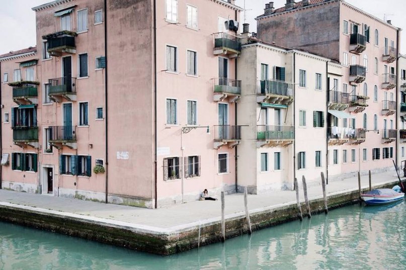 Как выглядит Венеция не в туристический сезон глазами итальянского фотографа Claudia Corrent<br><br>Вокруг Света в Instagram @roundtheworld2
