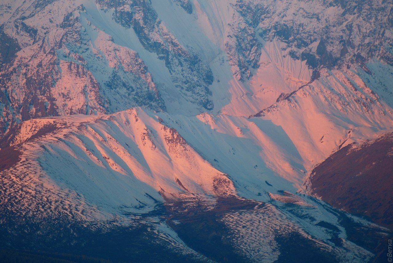 Рассвет в горах Алтая